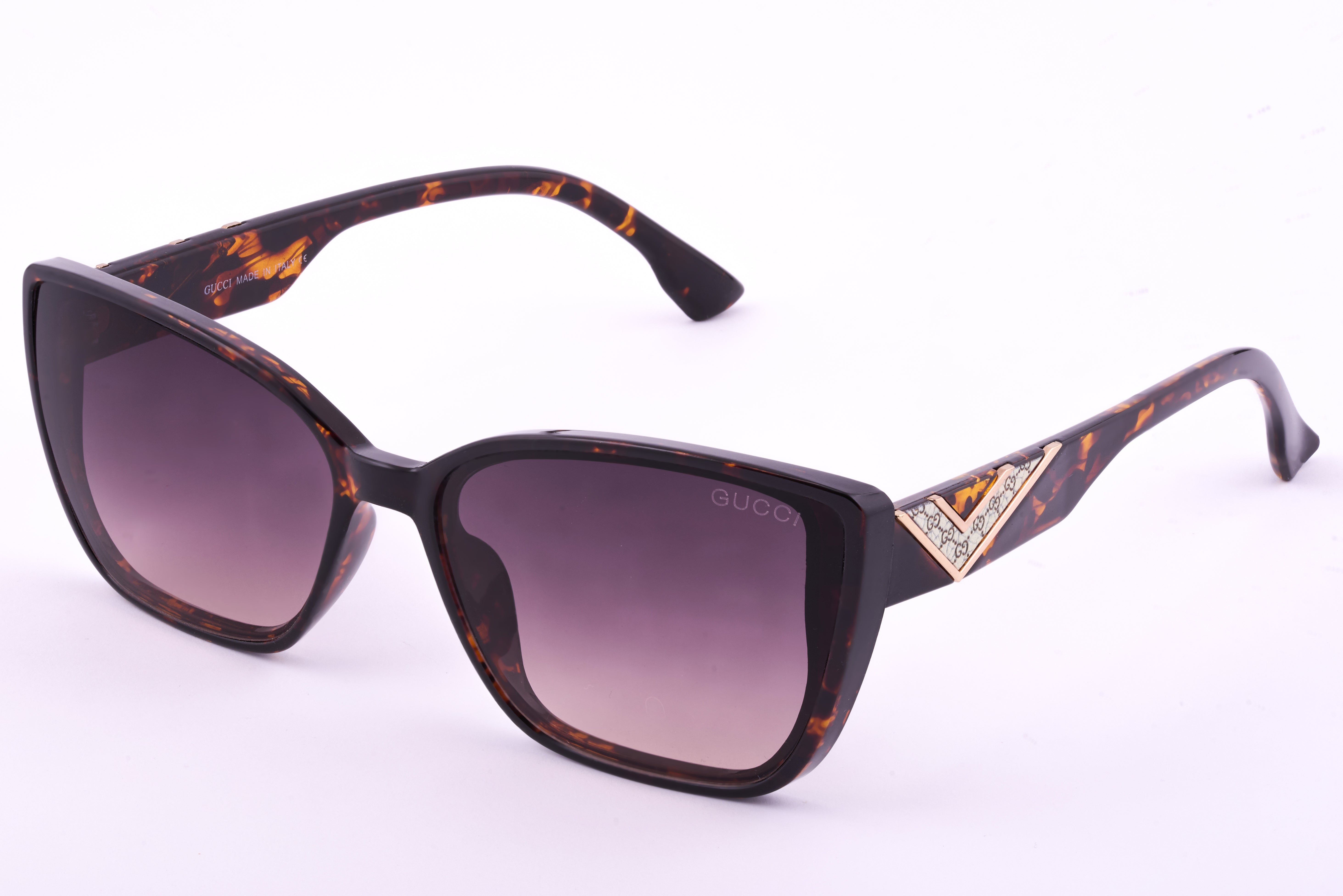 Gucci 01 Shield Sunglasses – Bold & Timeless