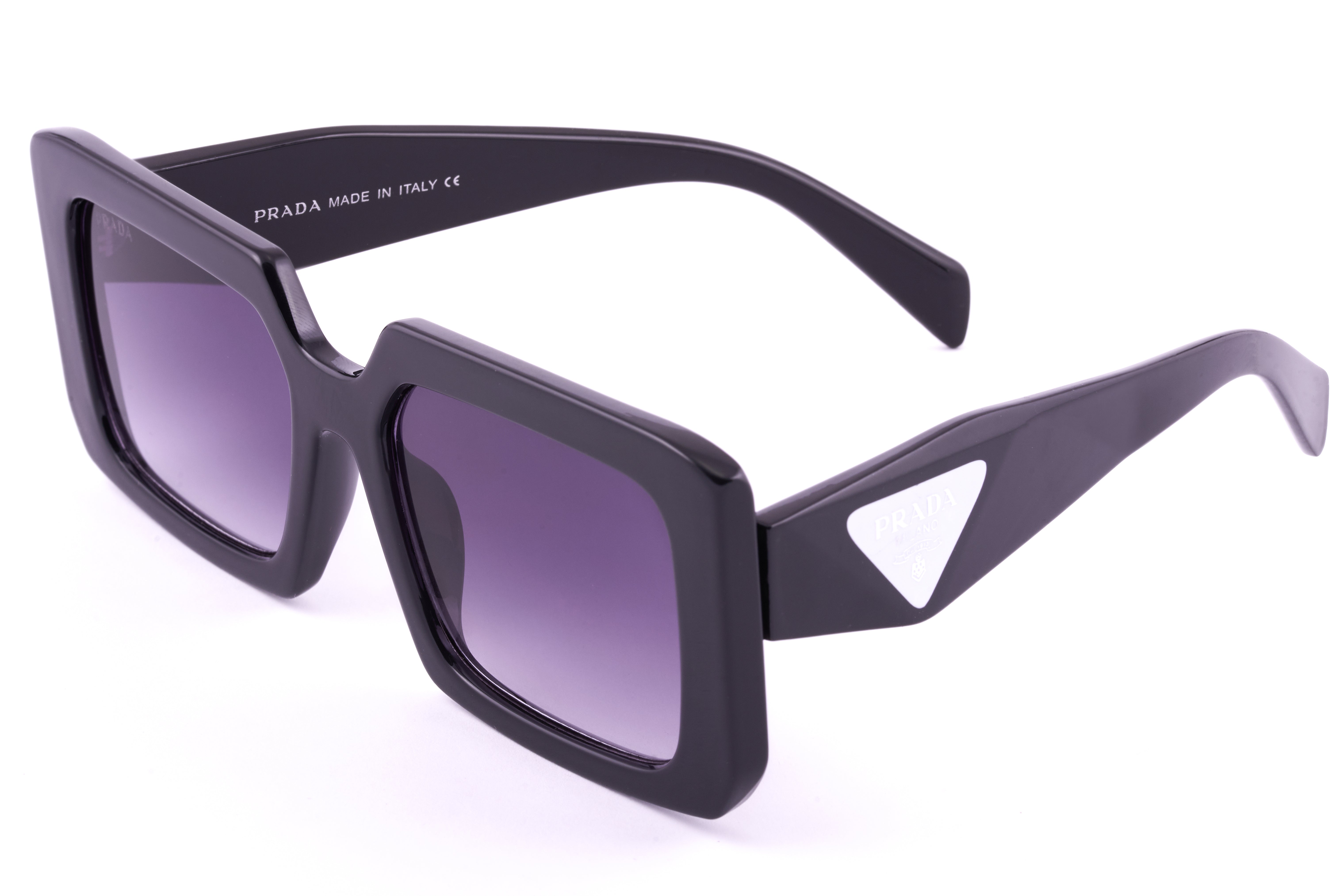 Prada women’s sunglasses feature an eye-catching design 04